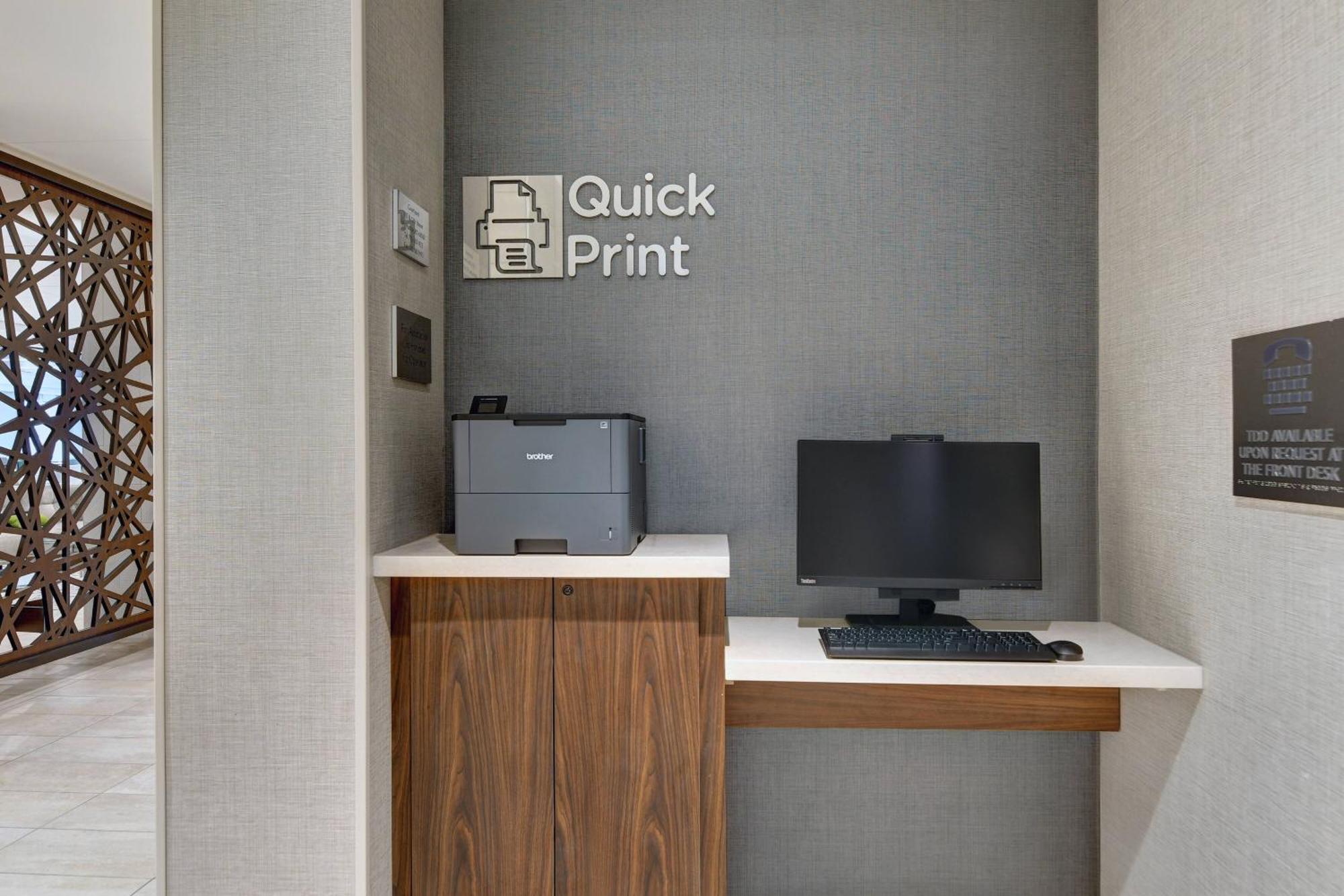 Courtyard By Marriott Manhattan Aggieville Exterior foto