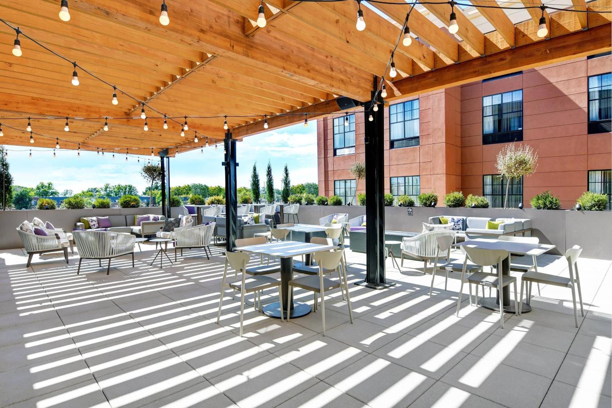 Courtyard By Marriott Manhattan Aggieville Exterior foto