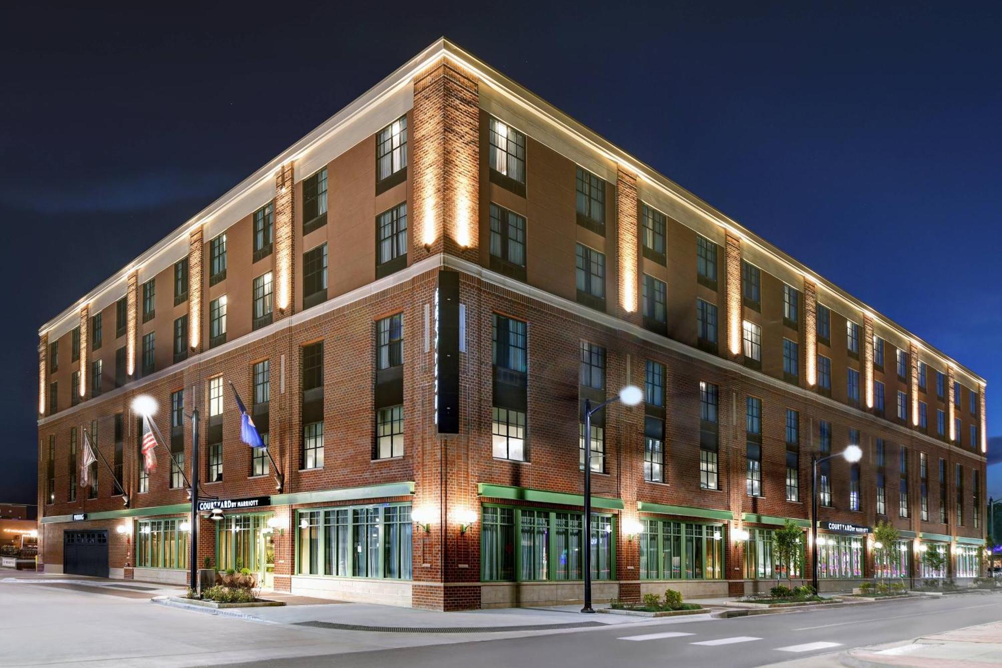 Courtyard By Marriott Manhattan Aggieville Exterior foto